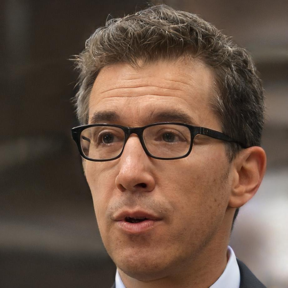 Финансовый аналитик за работой с моделями